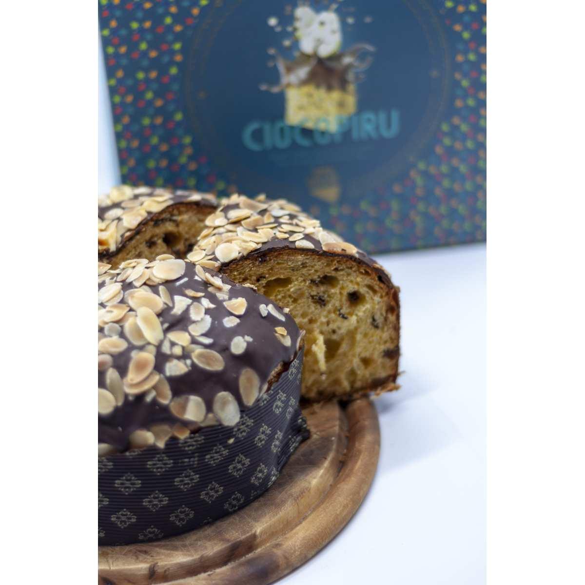 CIOCOPIRU - Panettone con gocce di cioccolato e cubetti di pera glassa cioccolato fondente e scaglie di mandorla, 1000 g